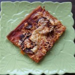 Pizza maison au chorizo, saucisse et fromage de chèvre